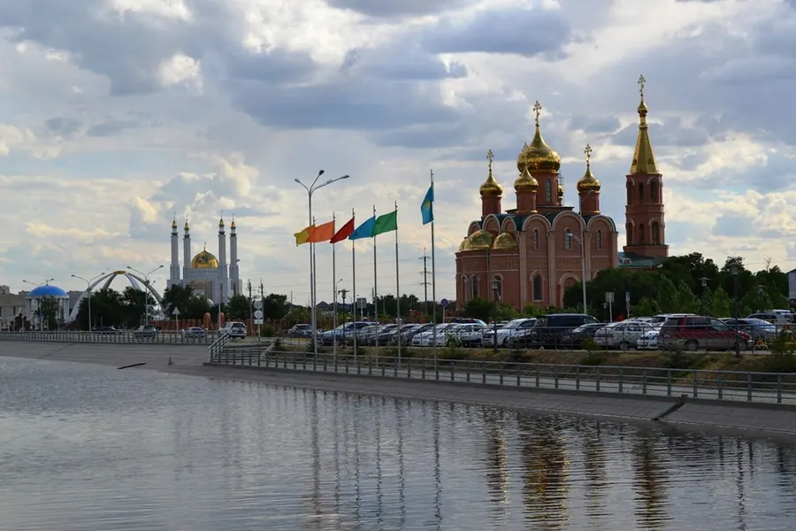 Мечеть Нур Гасыр и собор в Актобе
