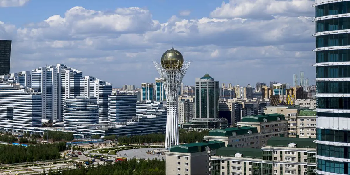 Панорама центра Астаны с монументом Байтерек