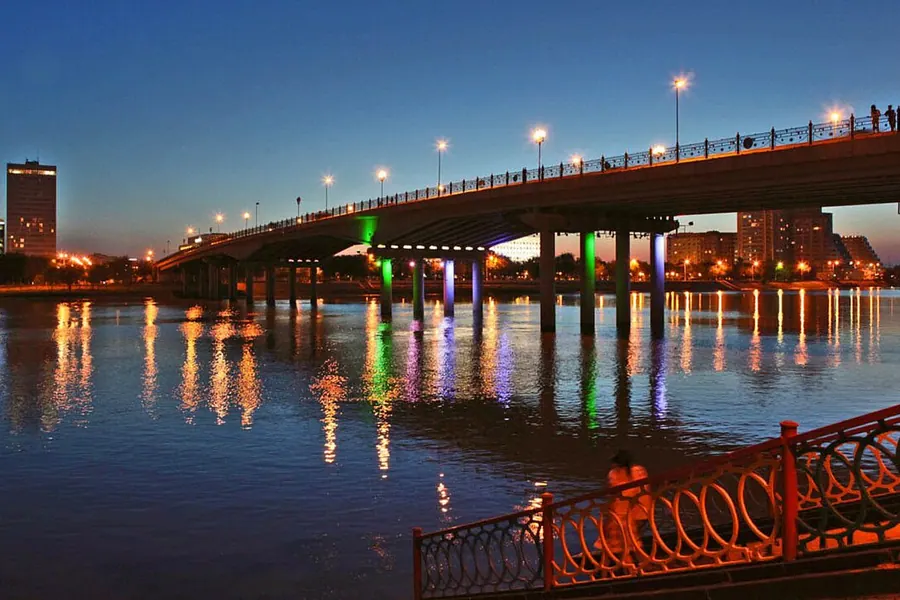 Река Урал и городская панорама Атырау